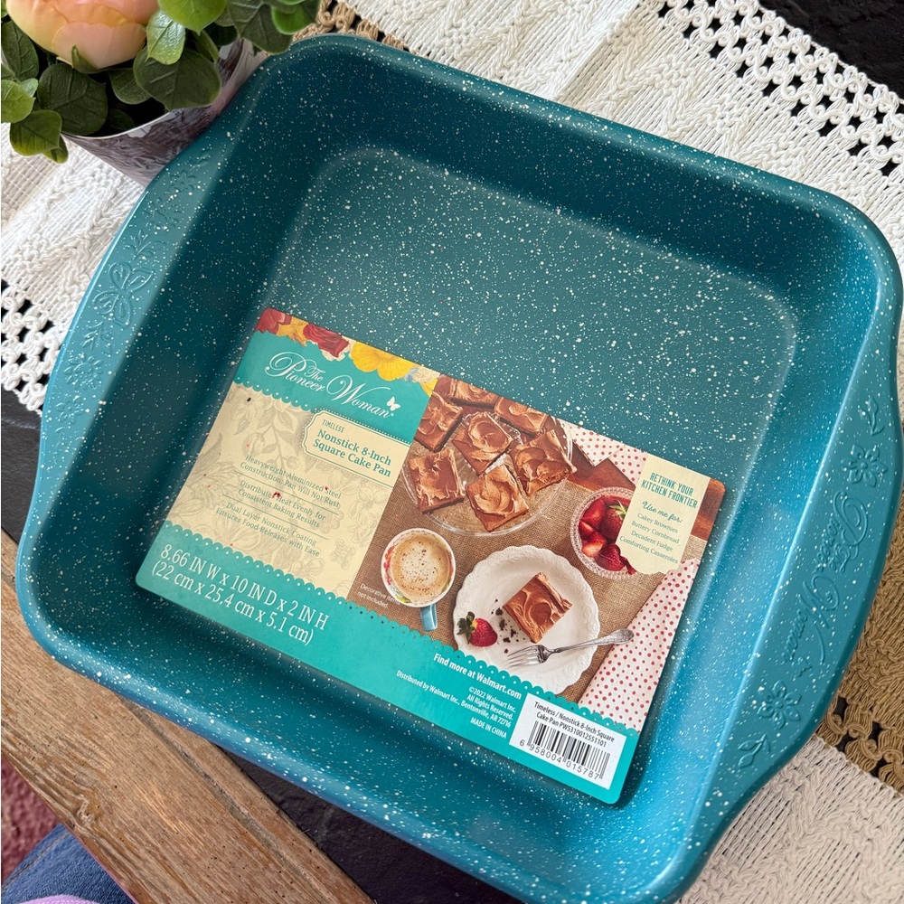 *Discontinued color* NWT The Pioneer Woman Speckled Teal Cake Pan